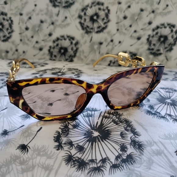 New brown speckled with gold chain look sunglasses - Picture 5 of 5